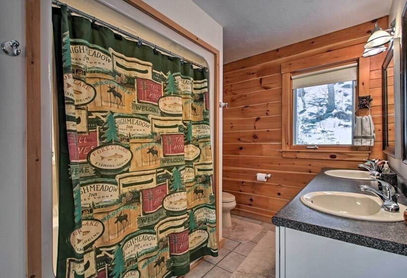 Spacious Gilford Retreat W/ Deck: 2 Mi To Skiing!