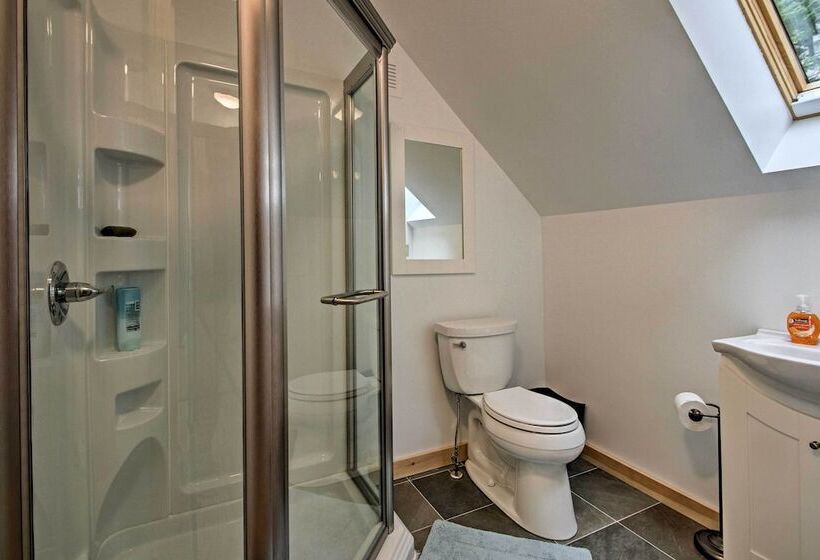 Spacious Gilford Retreat W/ Deck: 2 Mi To Skiing!