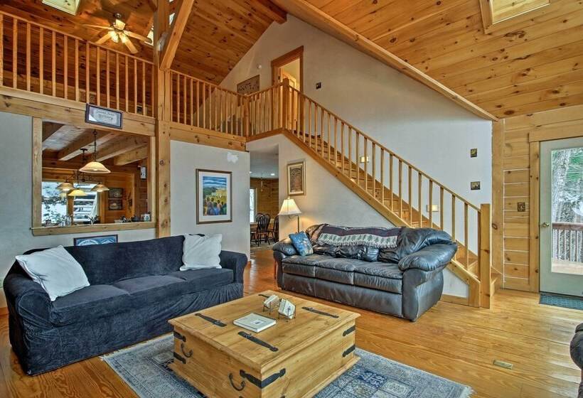 Spacious Gilford Retreat W/ Deck: 2 Mi To Skiing!