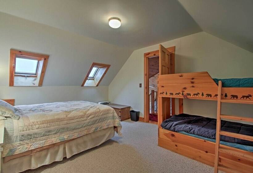 Spacious Gilford Retreat W/ Deck: 2 Mi To Skiing!