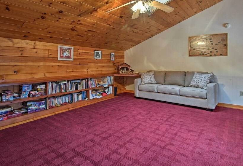 Spacious Gilford Retreat W/ Deck: 2 Mi To Skiing!