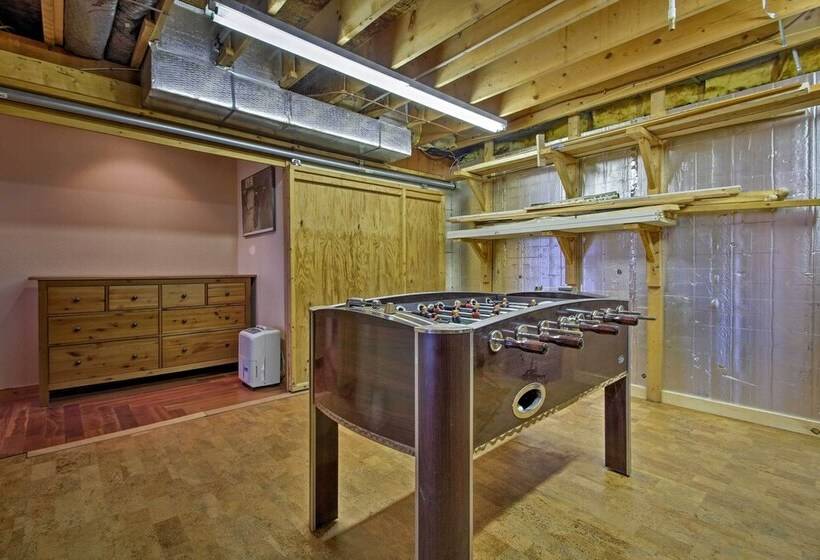 Spacious Gilford Retreat W/ Deck: 2 Mi To Skiing!