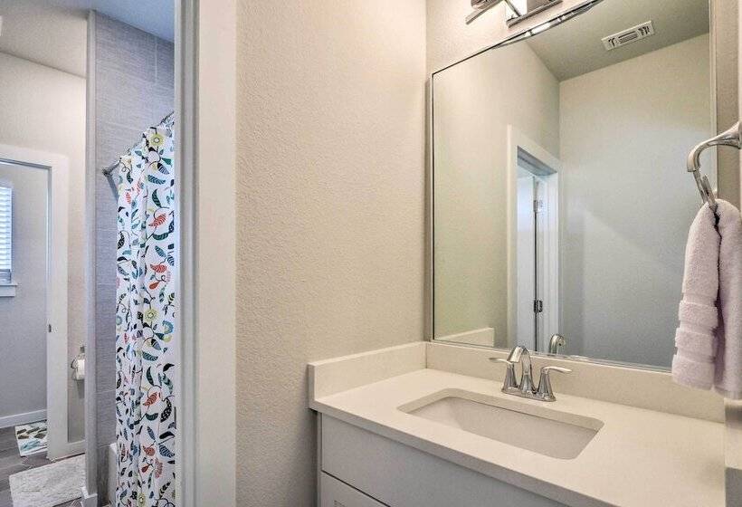 Gorgeous Georgetown Home, Walk To The Square!