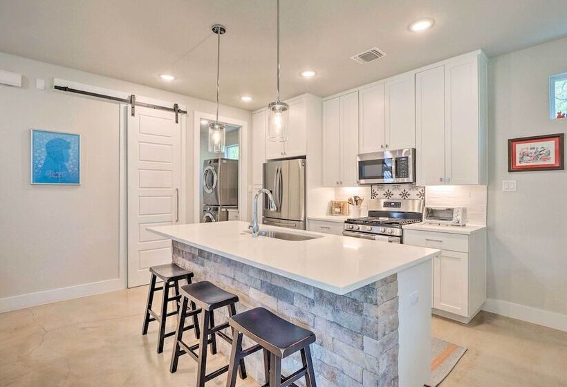 Gorgeous Georgetown Home, Walk To The Square!