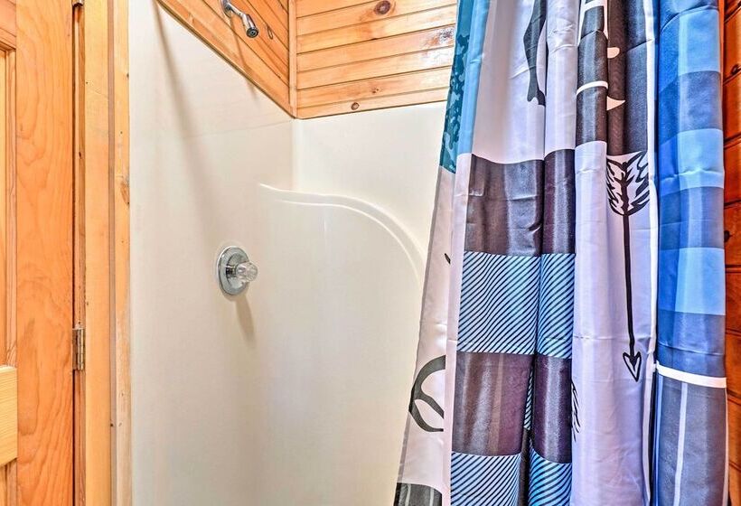Grin N Bear It  Cabin W/ Hot Tub + Fire Pit!
