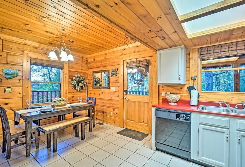 Grin N Bear It  Cabin W/ Hot Tub + Fire Pit!