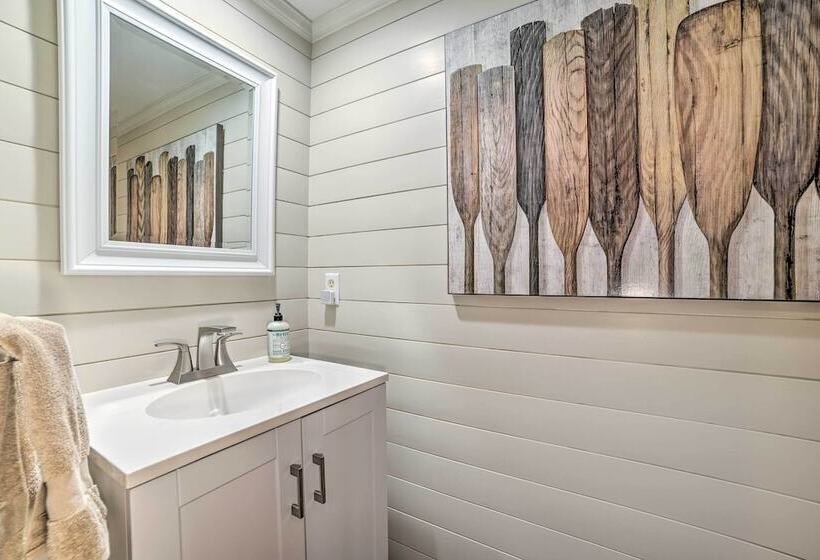 Harbor Springs Retreat ~ 5 Mi To Downtown & Beach!