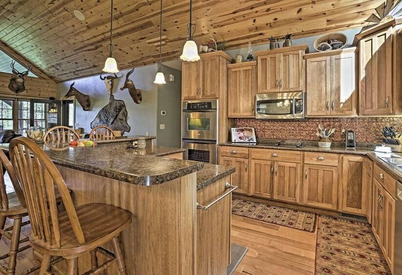 Black Hills Cabin: Hot Tub, Fishing Pond & Deck