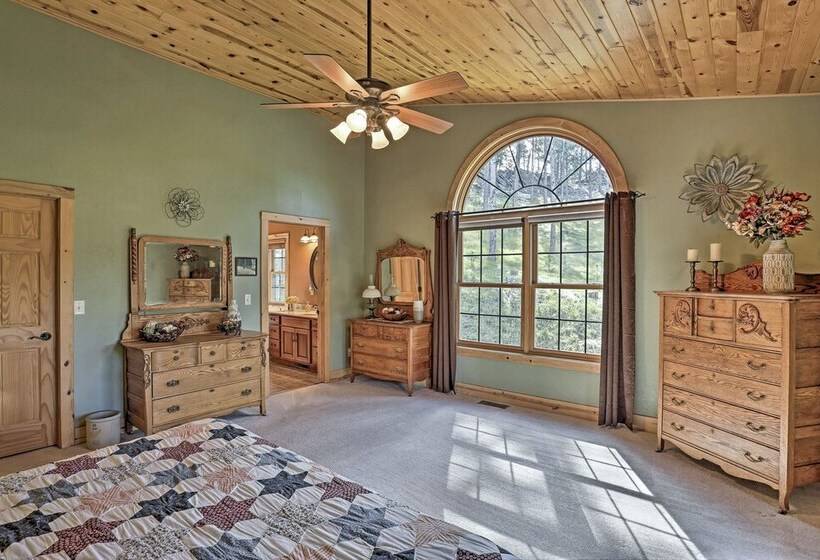 Black Hills Cabin: Hot Tub, Fishing Pond & Deck