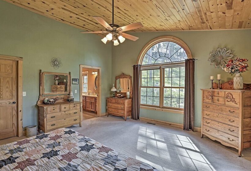 Black Hills Cabin: Hot Tub, Fishing Pond & Deck