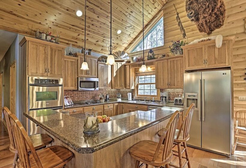 Black Hills Cabin: Hot Tub, Fishing Pond & Deck