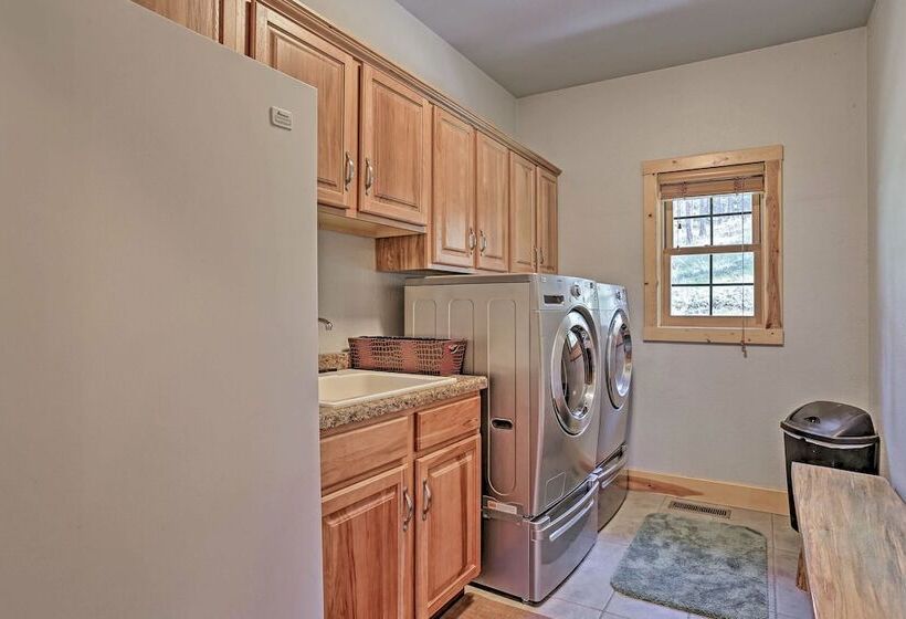 Black Hills Cabin: Hot Tub, Fishing Pond & Deck