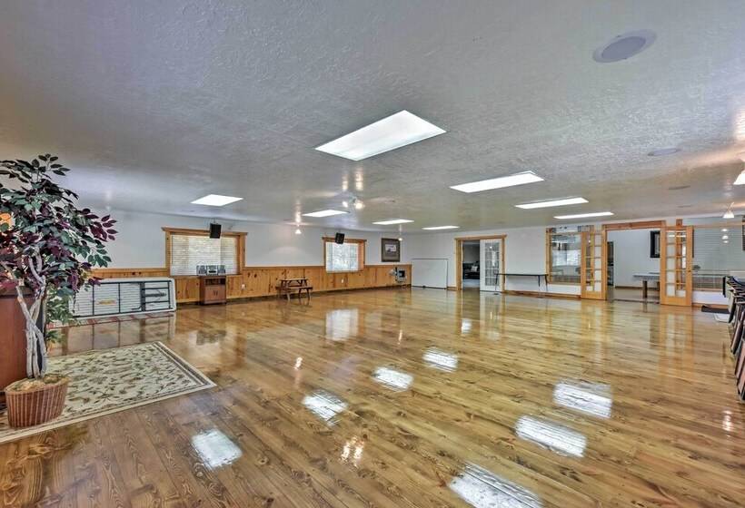 Huge Preston Cabin W/ Game Room & Mountain Views!