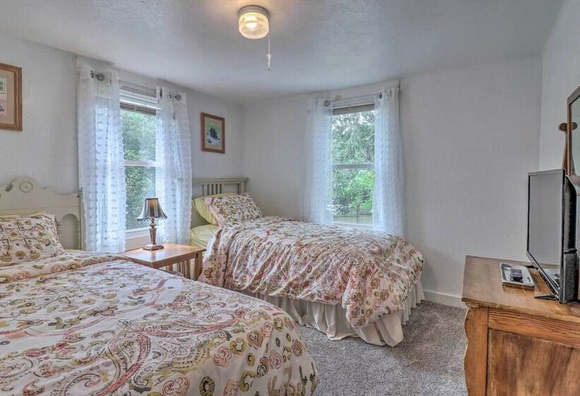 Near Hiking + Dining: Dtwn Sylva Cottage!