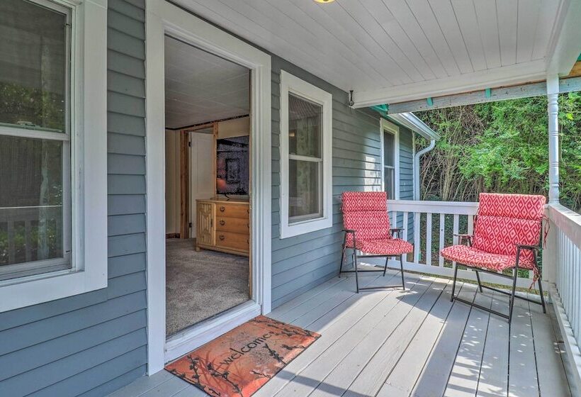 Near Hiking + Dining: Dtwn Sylva Cottage!