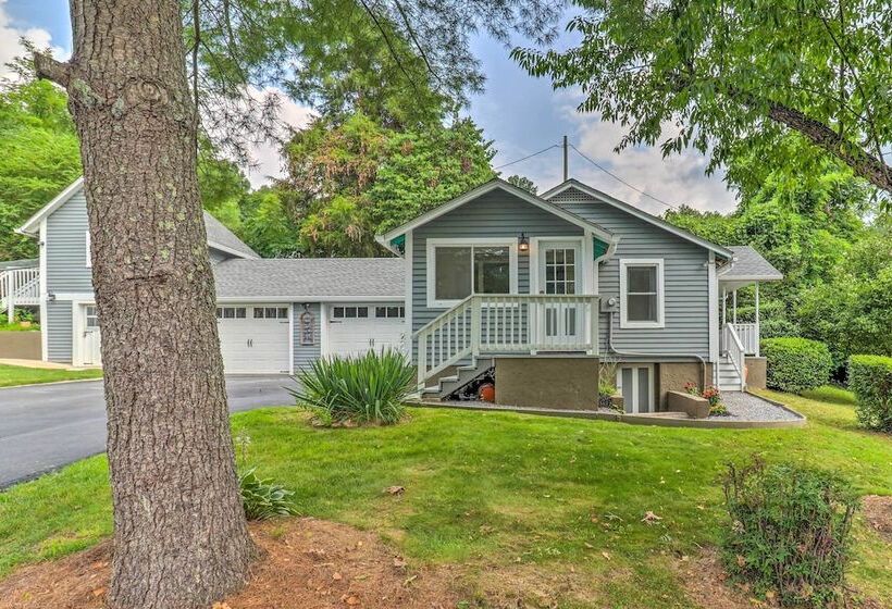 Near Hiking + Dining: Dtwn Sylva Cottage!