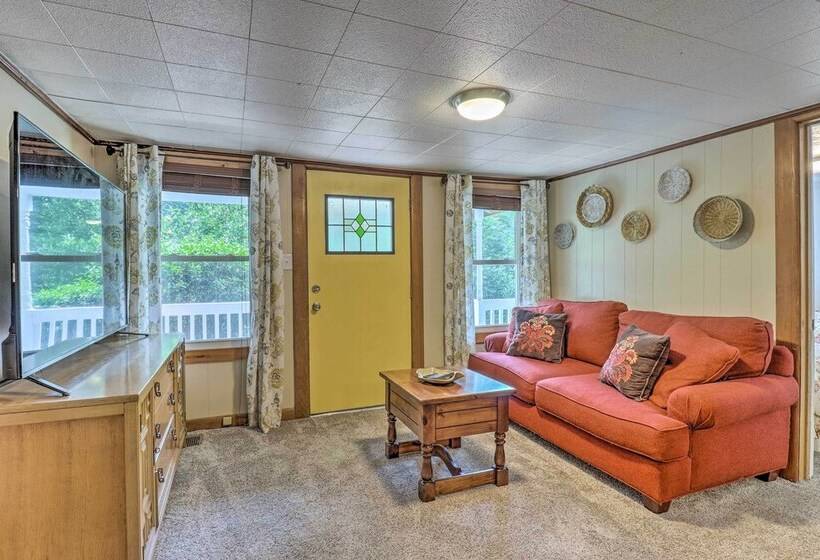 Near Hiking + Dining: Dtwn Sylva Cottage!