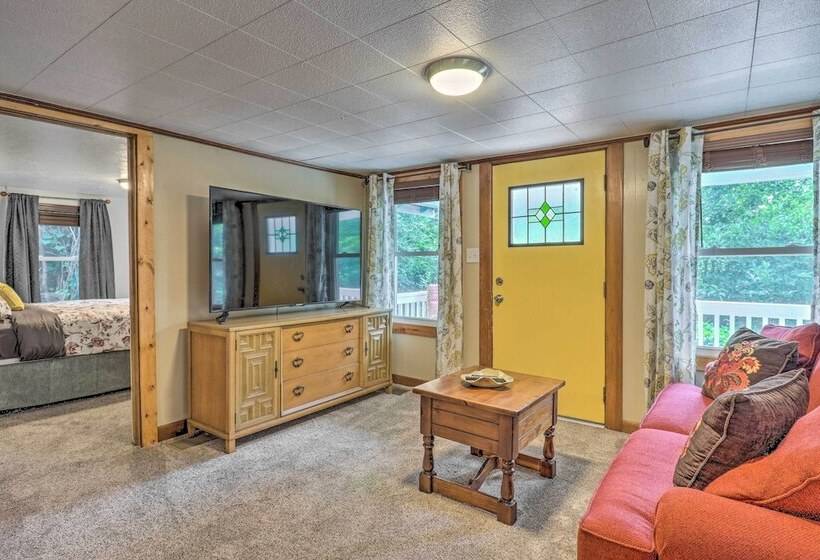 Near Hiking + Dining: Dtwn Sylva Cottage!