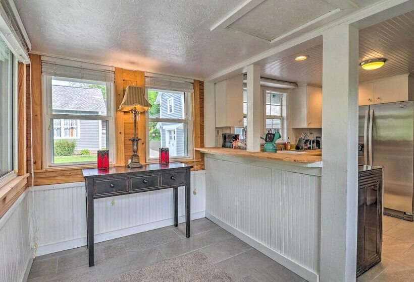 Near Hiking + Dining: Dtwn Sylva Cottage!