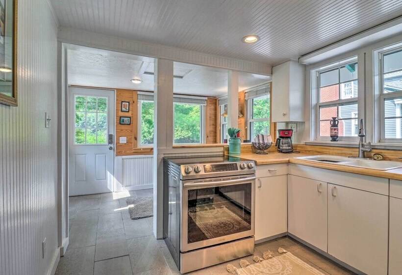 Near Hiking + Dining: Dtwn Sylva Cottage!