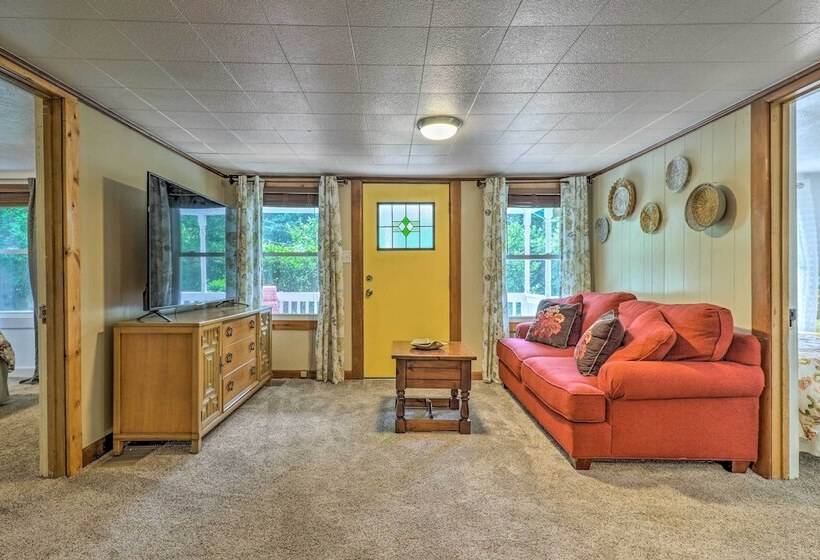 Near Hiking + Dining: Dtwn Sylva Cottage!