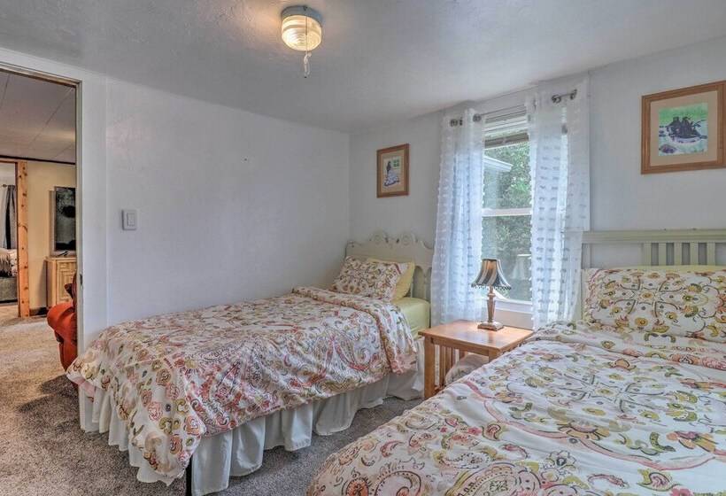 Near Hiking + Dining: Dtwn Sylva Cottage!