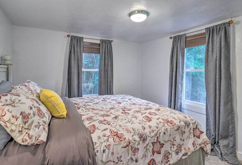 Near Hiking + Dining: Dtwn Sylva Cottage!