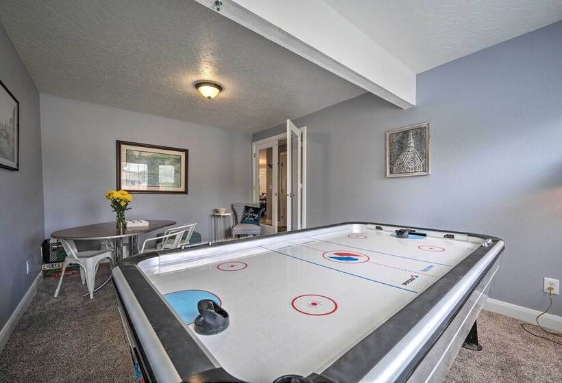 Idyllic Nampa Family Home With Hot Tub & Fire Pit!