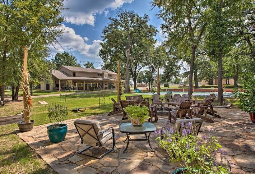 Kingston Home W/ Pickleball: Steps To Lake Texoma!