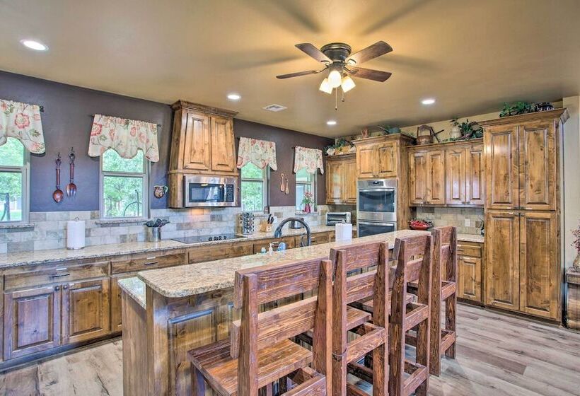 Kingston Home W/ Pickleball: Steps To Lake Texoma!