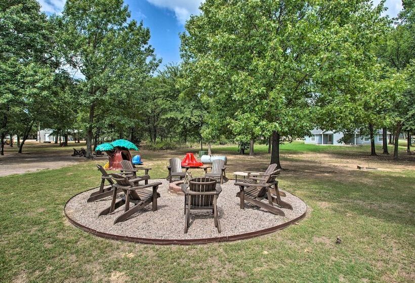 Kingston Home W/ Pickleball: Steps To Lake Texoma!