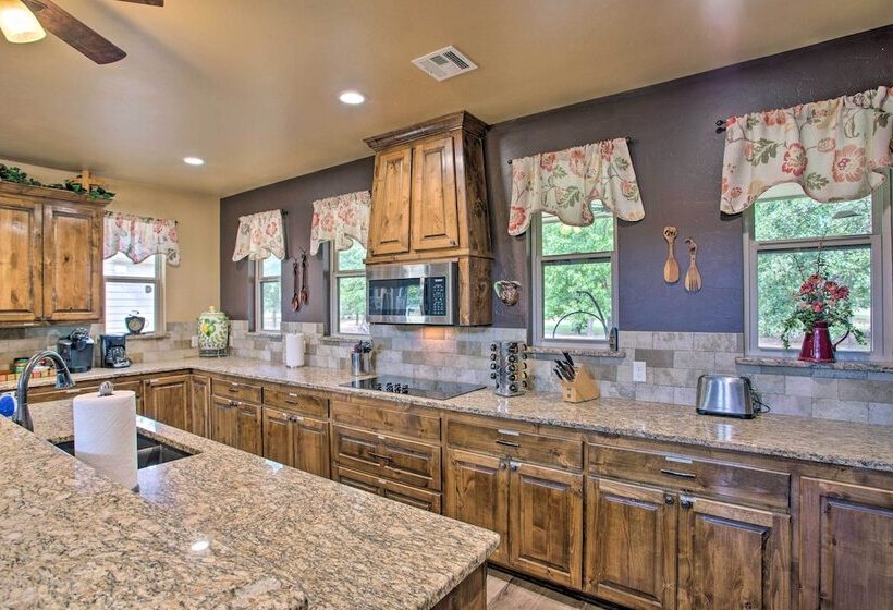 Kingston Home W/ Pickleball: Steps To Lake Texoma!