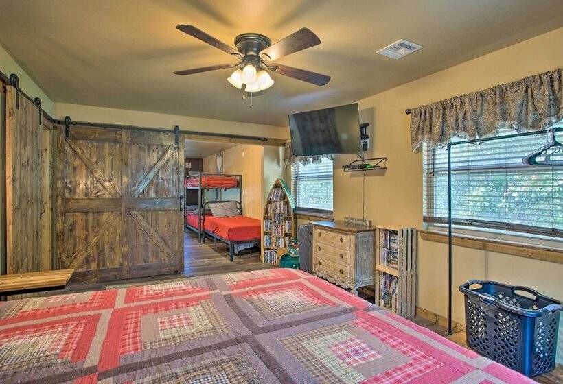 Kingston Home W/ Pickleball: Steps To Lake Texoma!