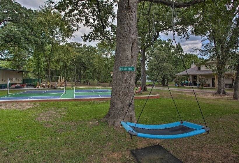 Kingston Home W/ Pickleball: Steps To Lake Texoma!