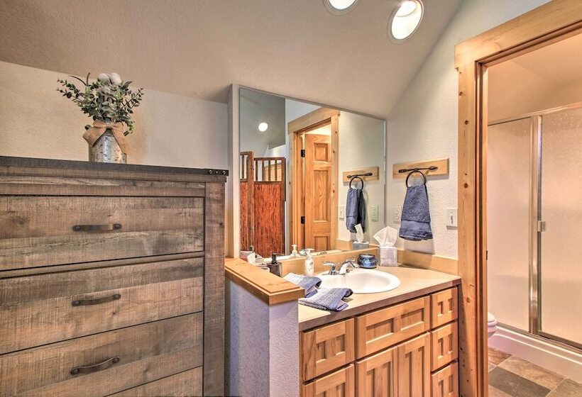 Klamath Falls Cabin Retreat W/ Deck & Grill!