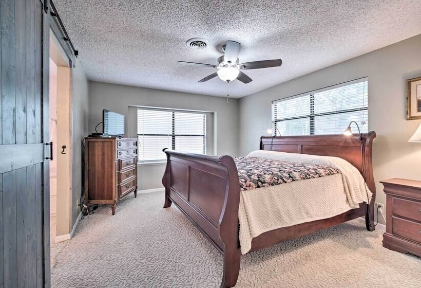 Lake Livingston Hideaway W/ Dock + Gas Grill!