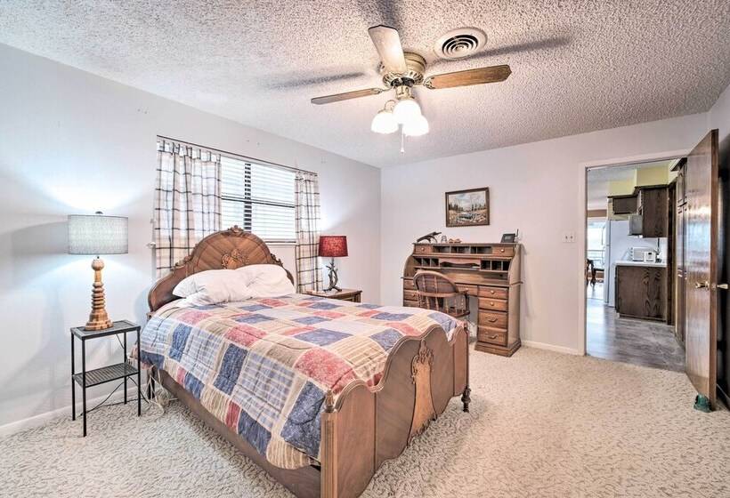 Lake Livingston Hideaway W/ Dock + Gas Grill!