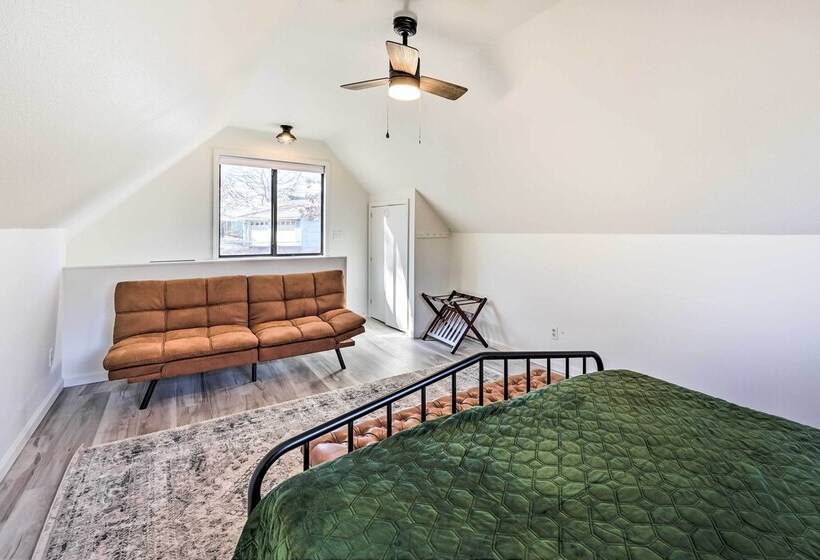 Lakefront Grove Getaway W/ Shared Boat Dock!