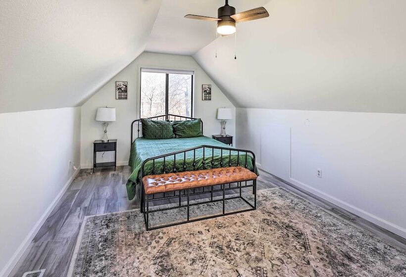 Lakefront Grove Getaway W/ Shared Boat Dock!