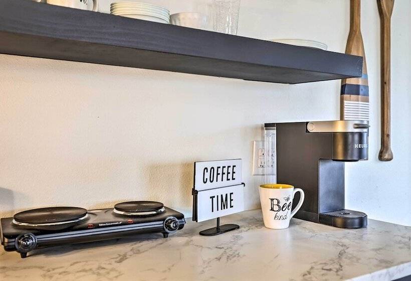 Lakefront Grove Getaway W/ Shared Boat Dock!