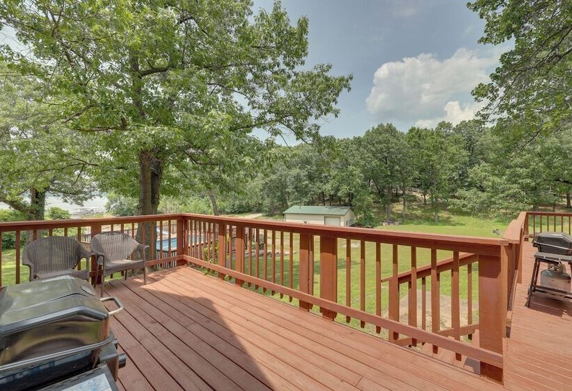 Lakefront Grove Getaway W/ Shared Boat Dock!