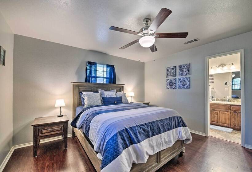 Lakefront Home < 3 Miles To Historic Granbury!