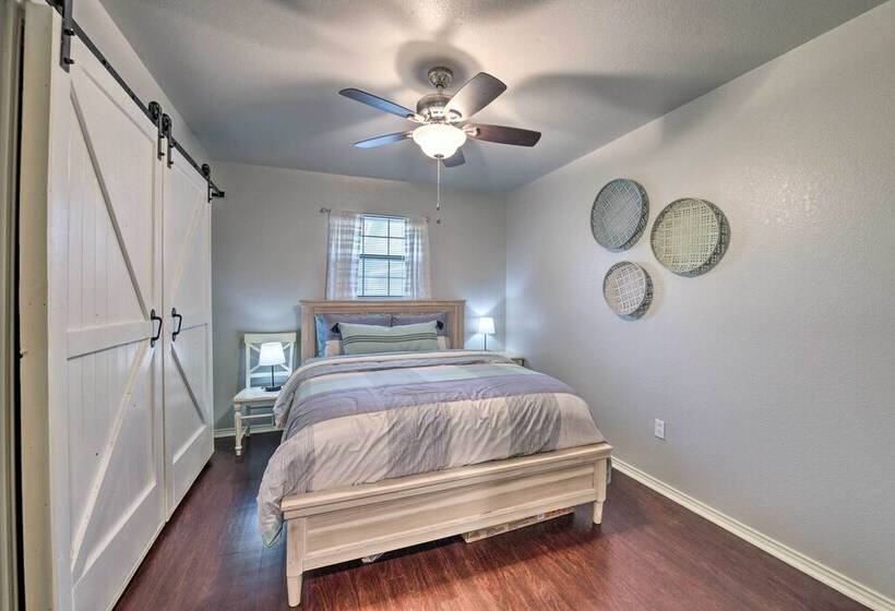 Lakefront Home < 3 Miles To Historic Granbury!