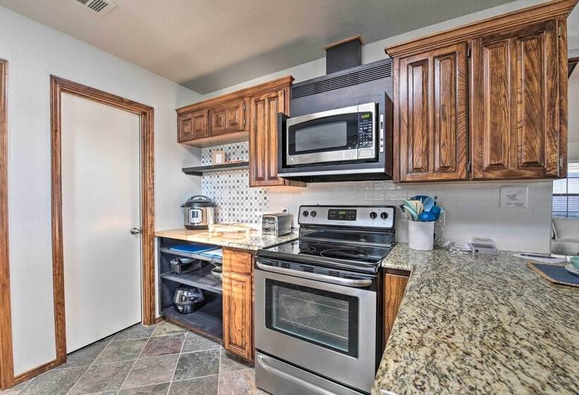 Lakefront Home < 3 Miles To Historic Granbury!