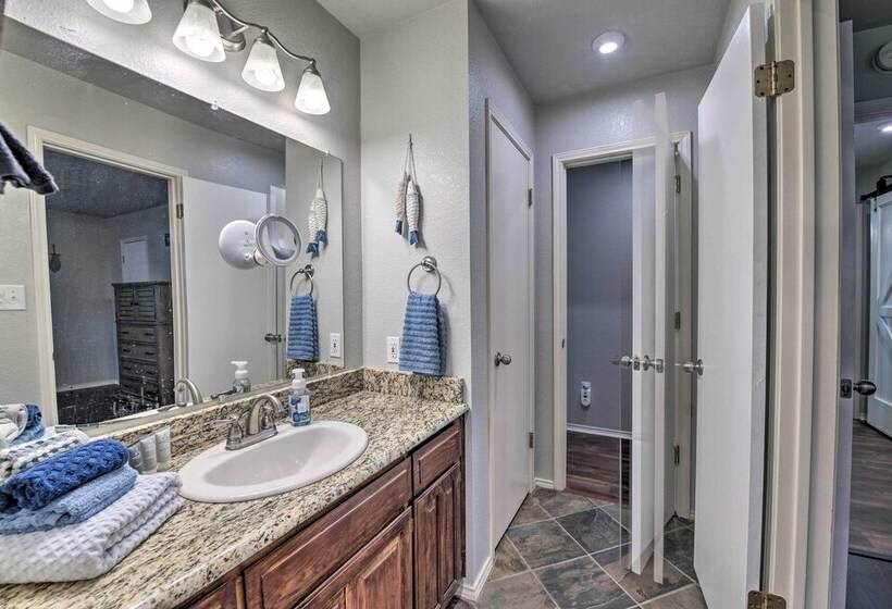 Lakefront Home < 3 Miles To Historic Granbury!