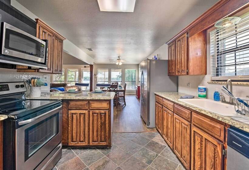 Lakefront Home < 3 Miles To Historic Granbury!