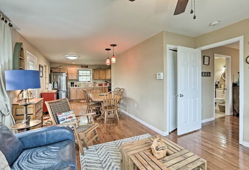 Hickeys Hideaway Walk To Lake, Near Somerset