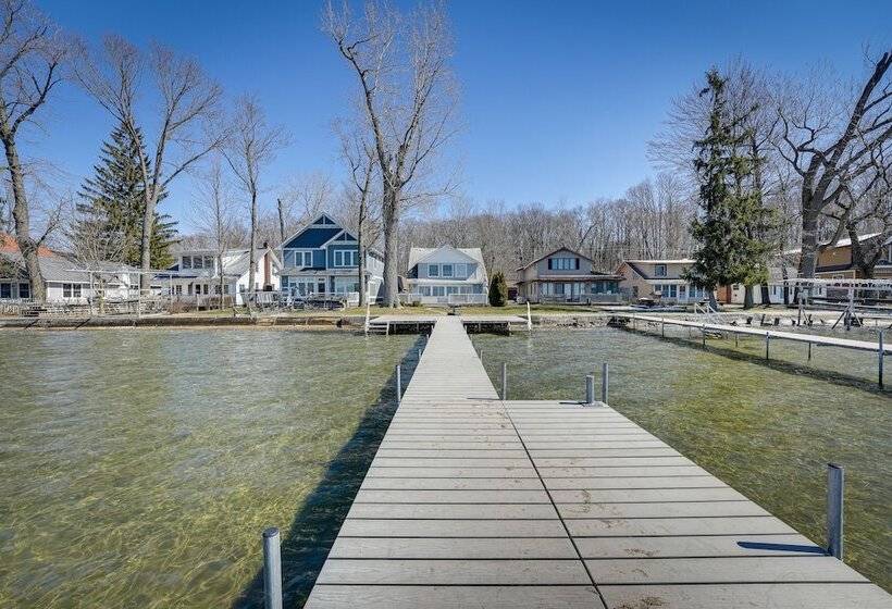 Lakefront Michigan Cottage   Deck, Grill & Kayaks!