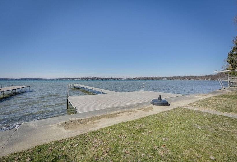 Lakefront Michigan Cottage   Deck, Grill & Kayaks!