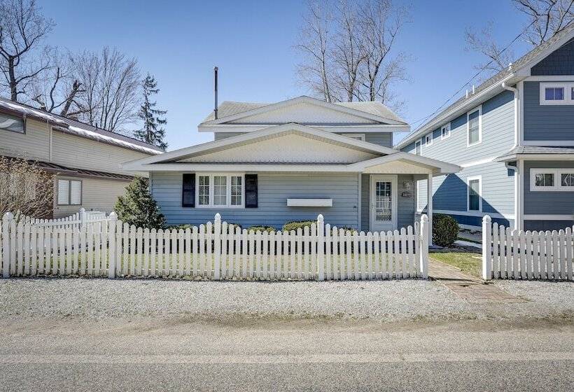 Lakefront Michigan Cottage   Deck, Grill & Kayaks!